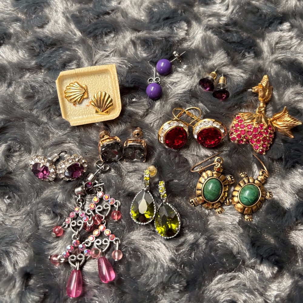 *SOLD* Assorted lot of earrings